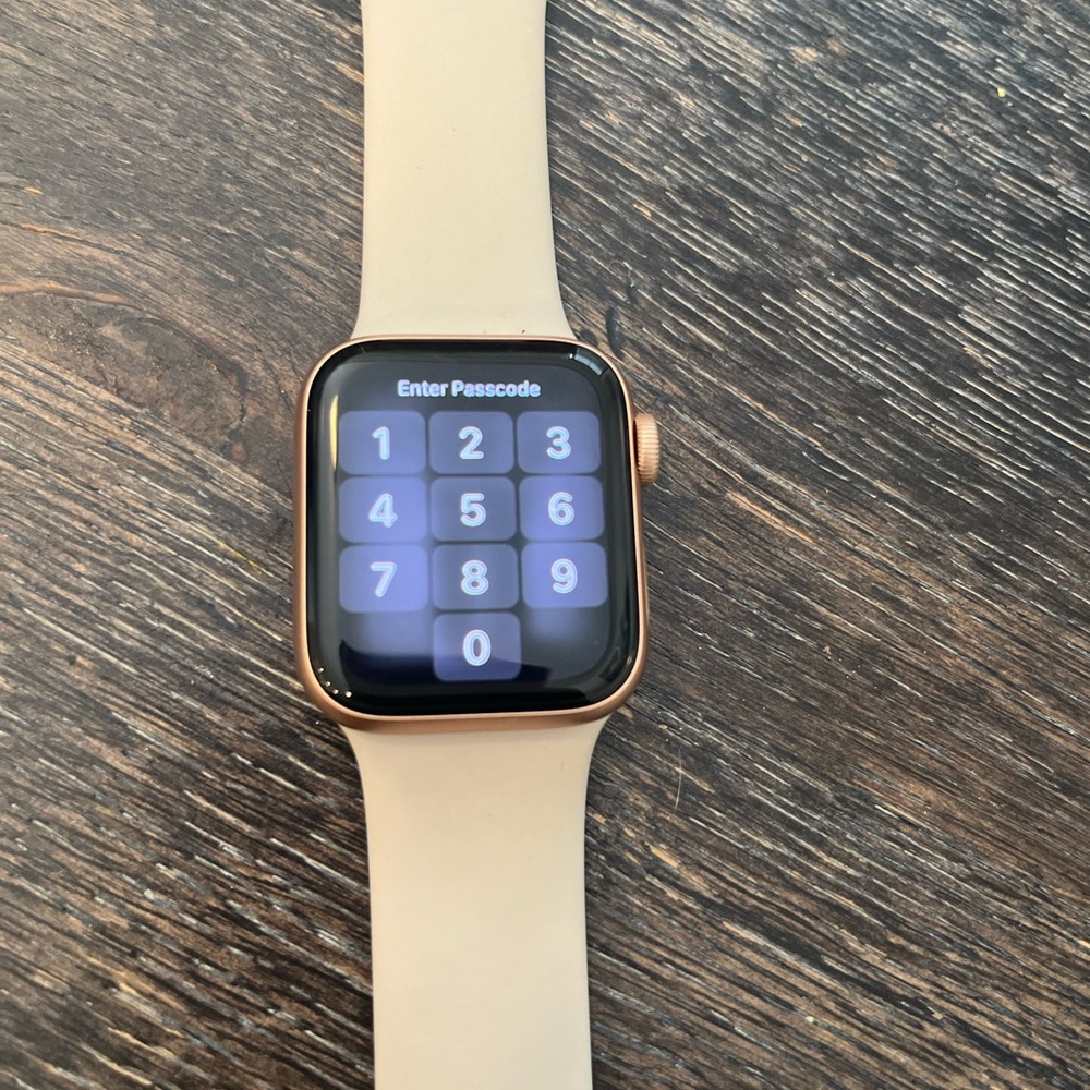 Apple Watch 40 mm SE is beautiful Ross gold trim with pink/peach wristband.